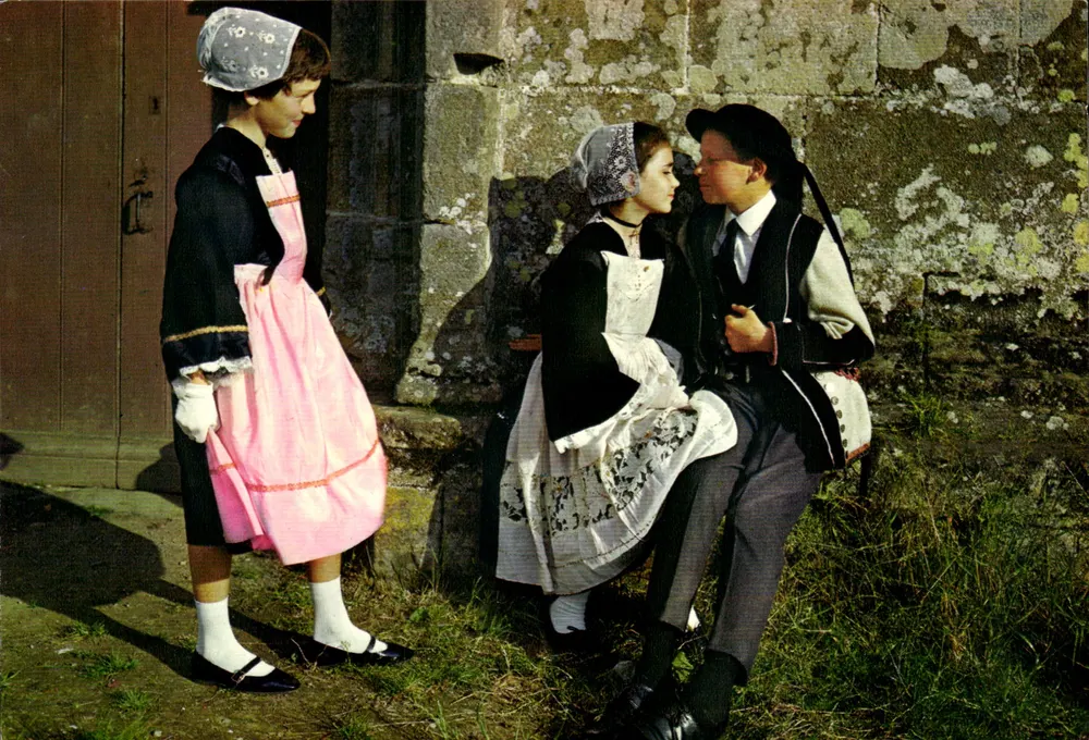 Junge Bretonen in traditionellen Kleidern — Folklore-Gruppe "Kerlen-Pontivy" — Éditions du Gabier - Vorderseite