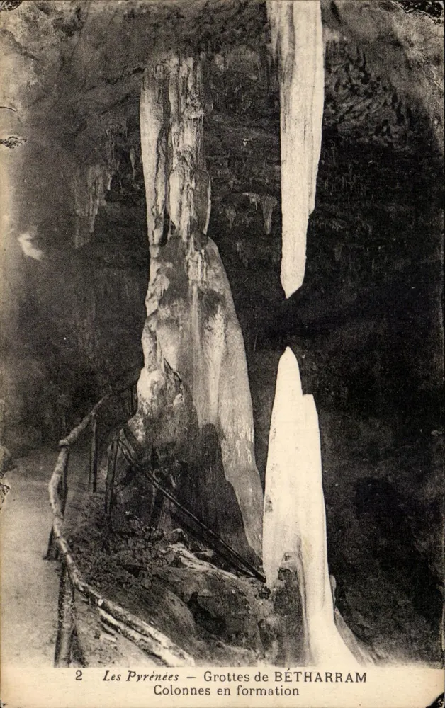 Os Pirineus – Grutas de BÉTHARRAM – Colunas em formação - Frente