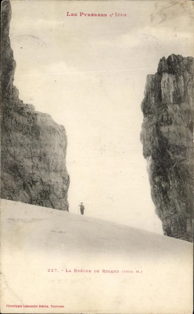 La Brèche de Roland — vue panoramique entre deux falaises — Phototypie Labouche frères, Toulouse, n° 227 - Frente