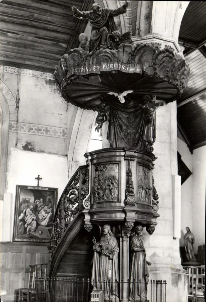 Wieze - Innenansicht der Kirche - Predigerpult - Vorderseite