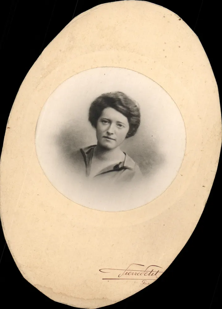 Porträt einer jungen Frau — Studio Pierre Petit — Paris - Vorderseite