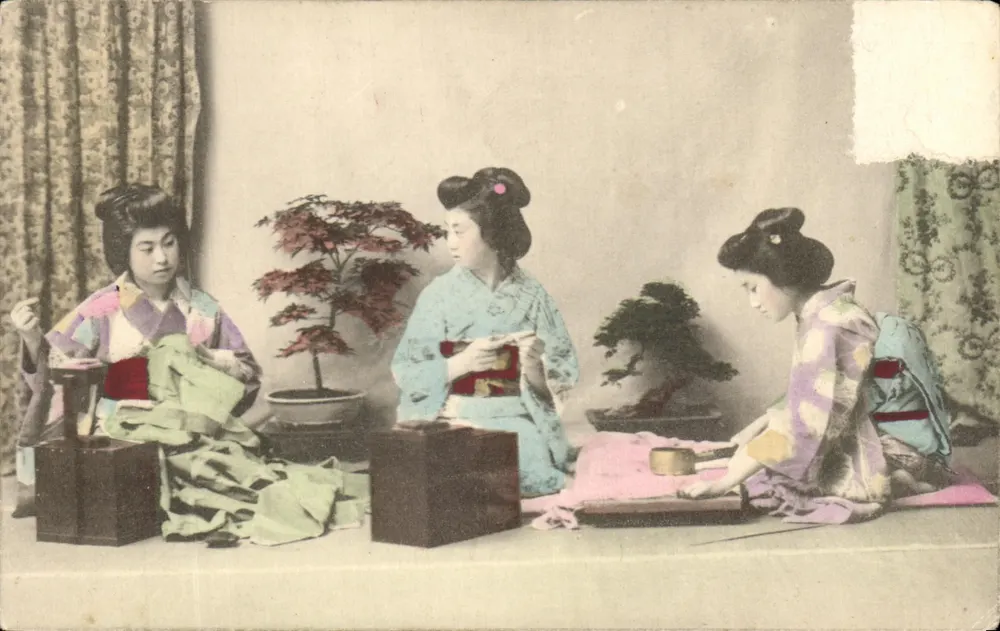 Trois jeunes femmes en kimono — scène de tissage — éditeur non visible - Frente