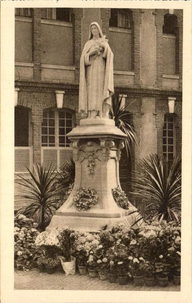 Estátua de Santa Tereza da Criança Jesus — Carmelo de Lisieux — n°3 - Frente