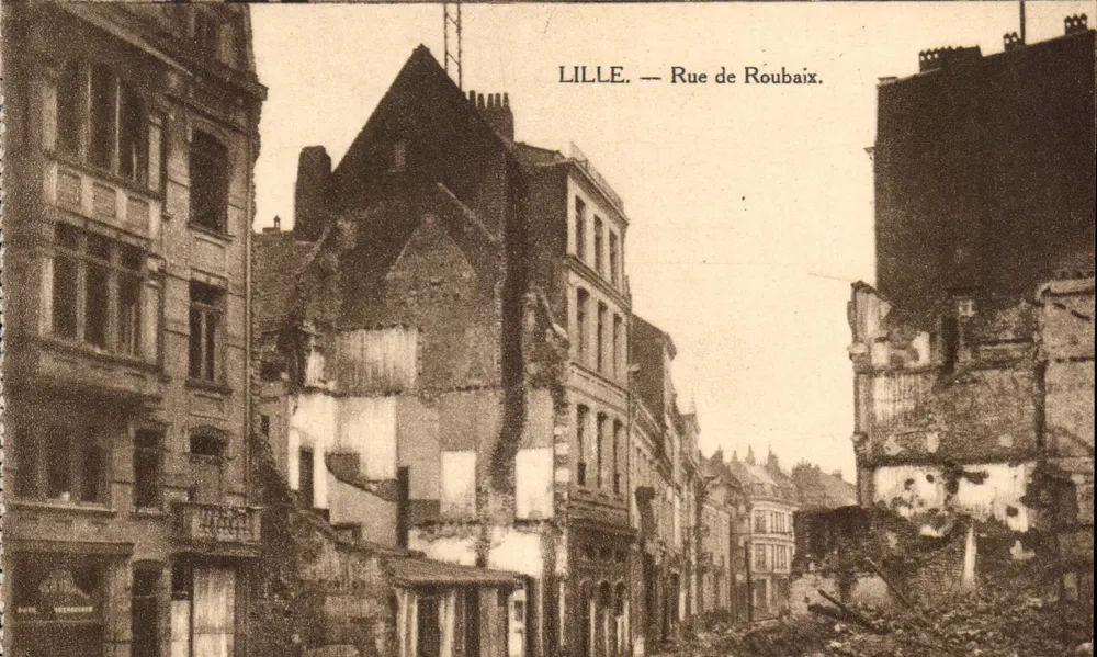 LILLE. — Rue de Roubaix. — Danos de guerra - Frente