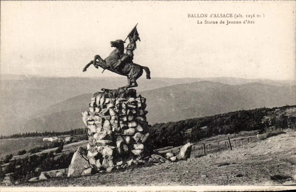Ballon d'Alsace (alt. 1256 m) — A Estátua de Joana d'Arc — Cartes 'La Cigogne', Strasbourg - Frente