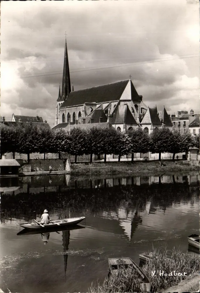 Nemours — A Abside da Igreja São João Batista (século XVI) às margens do Loing e o cais dos Taneiros — Yves Hodbert - Frente