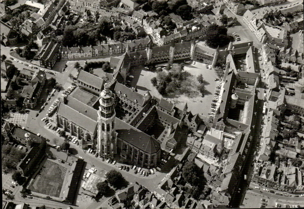 Abteikomplex Middelburg — Abteikirche mit Turm „Lange Jan“ — Luftbild Slaboom in Middelburg, n°773 - Vorderseite
