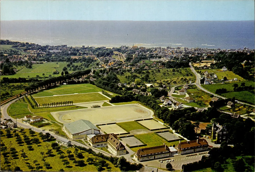Houlgate (Calvados 14) — 'Perle der Blütenküste' — Regionalzentrum für körperliche Bildung — Arch. M.W. Poullain - Trouville - Vorderseite