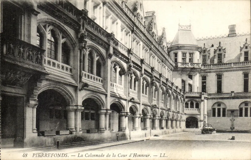 Pierrefonds — A Colunata da Cour d'Honneur — LL. - Frente