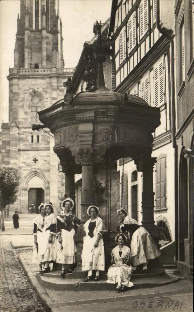 Mulheres em traje tradicional — diante da fonte de Bernai — editor Bernai - Frente