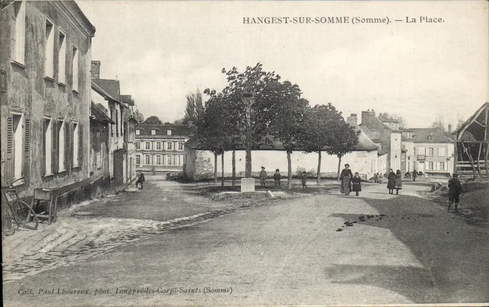 Hangest-sur-Somme (Somme) — La Place. — Coll. Paul Lbeureux, fot. Longpré-les-Carps-Saints (Somme) - Voorkant
