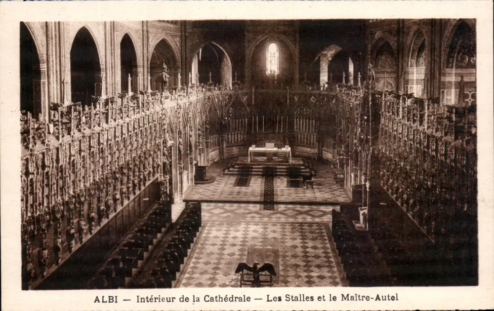 ALBI — Innenraum der Kathedrale — Die Stühle und der Hochaltar - Vorderseite