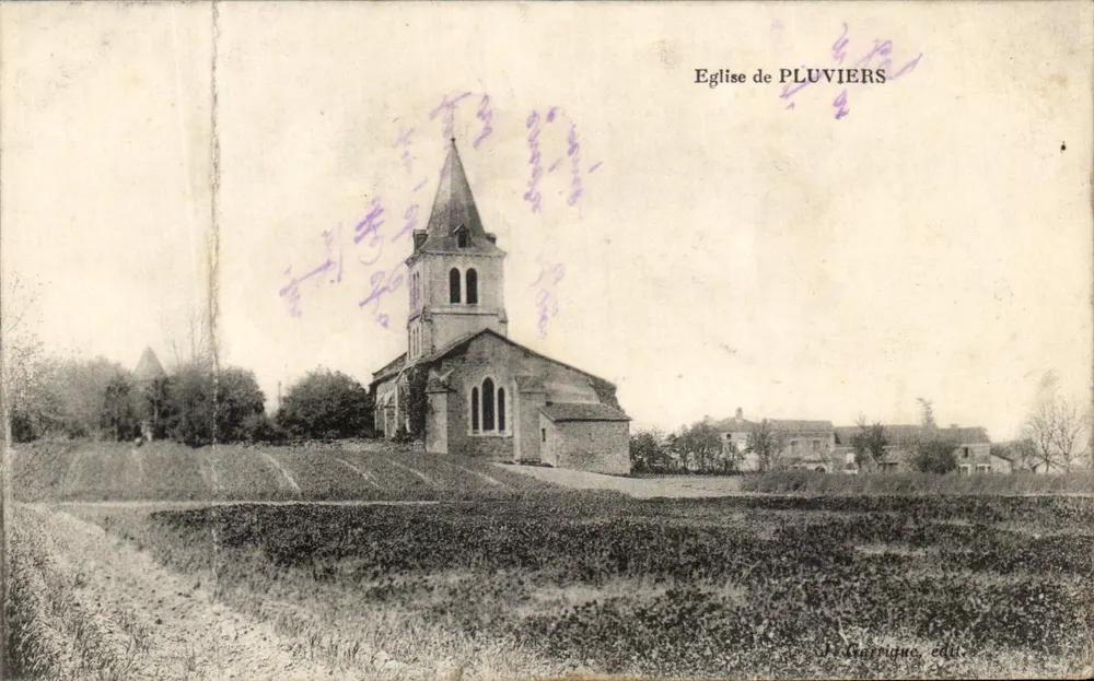 Église de Pluviers — vue de l'édifice avec clocher à flèche — éditeur J. GARRIGUE, éd. - Frente