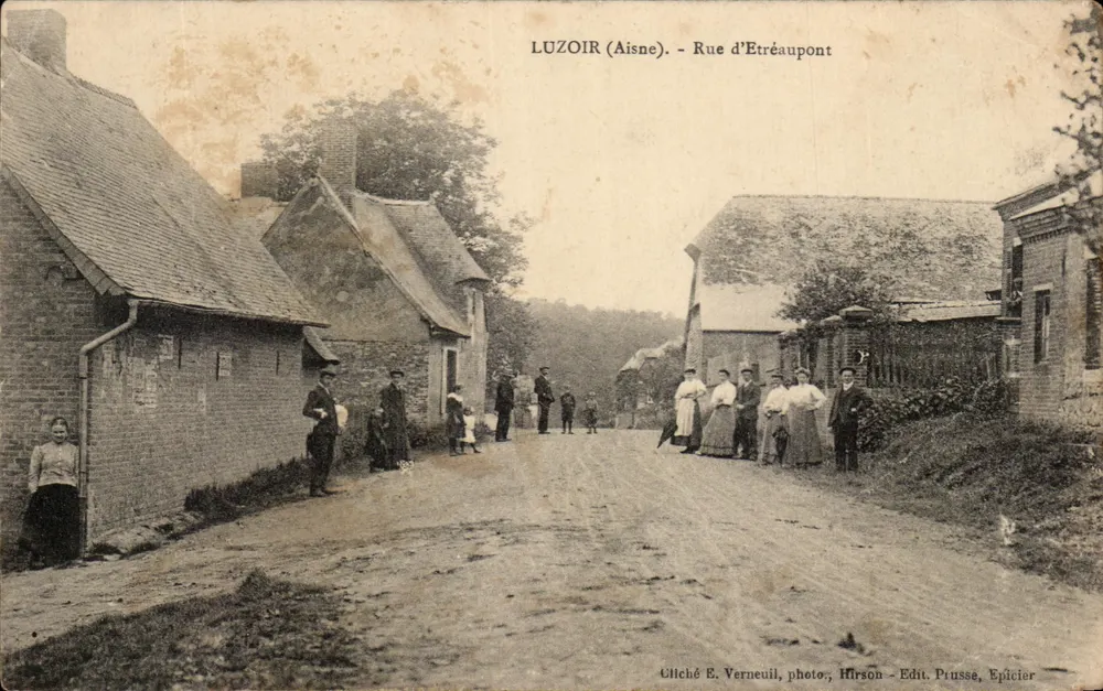 Luzoir (Aisne) — Rue d'Etréaupont — Gliché E. Verneuil, photo ; Hirson - Edit. Prusse, Epiciére - Recto