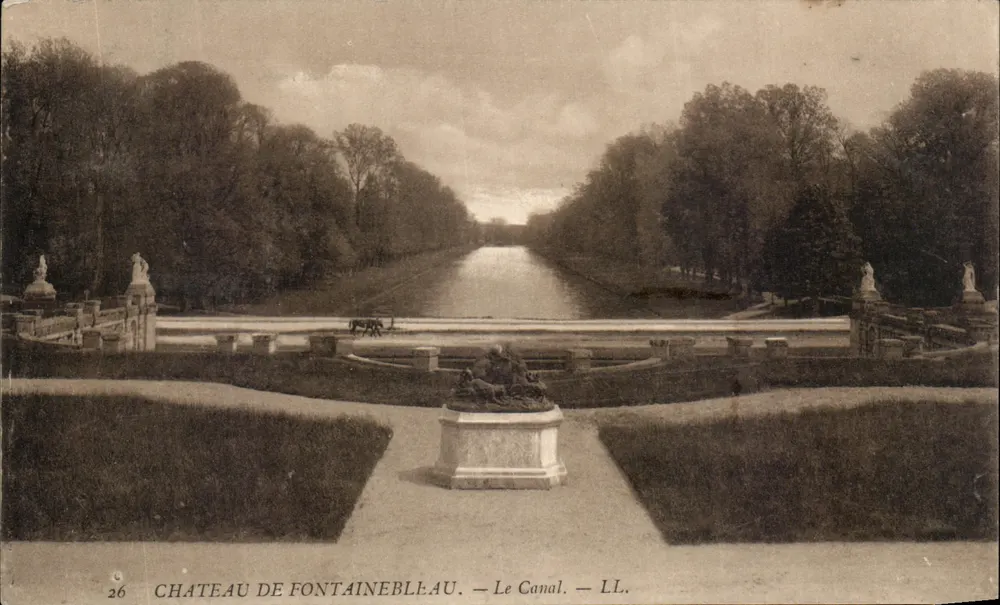 Schloss Fontainebleau — Der Kanal — LL. - Vorderseite