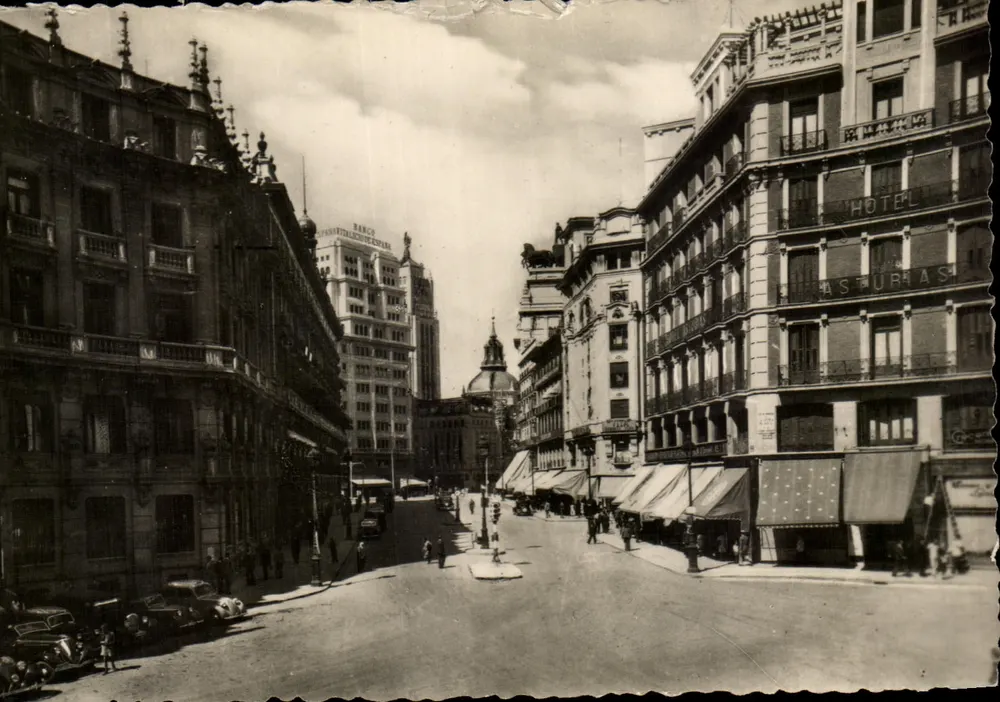 Madrid — Calle de Sevilla — Hôtel Asturias et Banco de España visible — éditeur Heliotopia Española - Frente