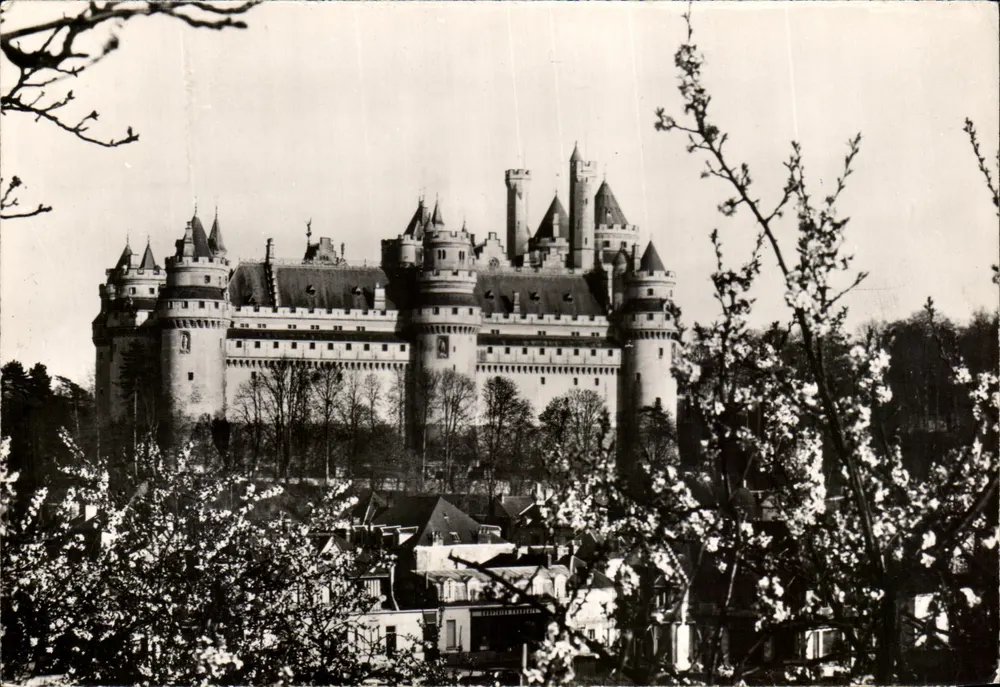 Castelo de Pierrefonds — reconstrução de Viollet-le-Duc — Serviço Comercial de Monumentos Históricos - Frente