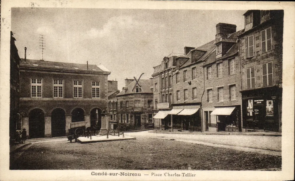 Condé-sur-Noireau — Place Charles-Tellier - Vorderseite