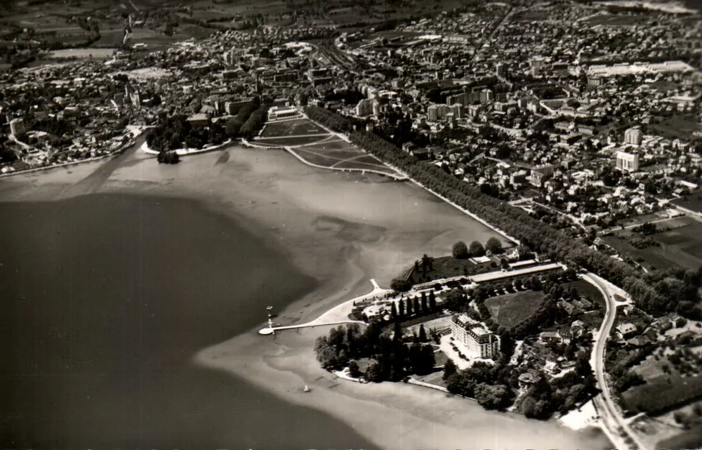 Annecy — Vista geral tirada de avião — Edição G. Meunier, n° 1375 - Frente