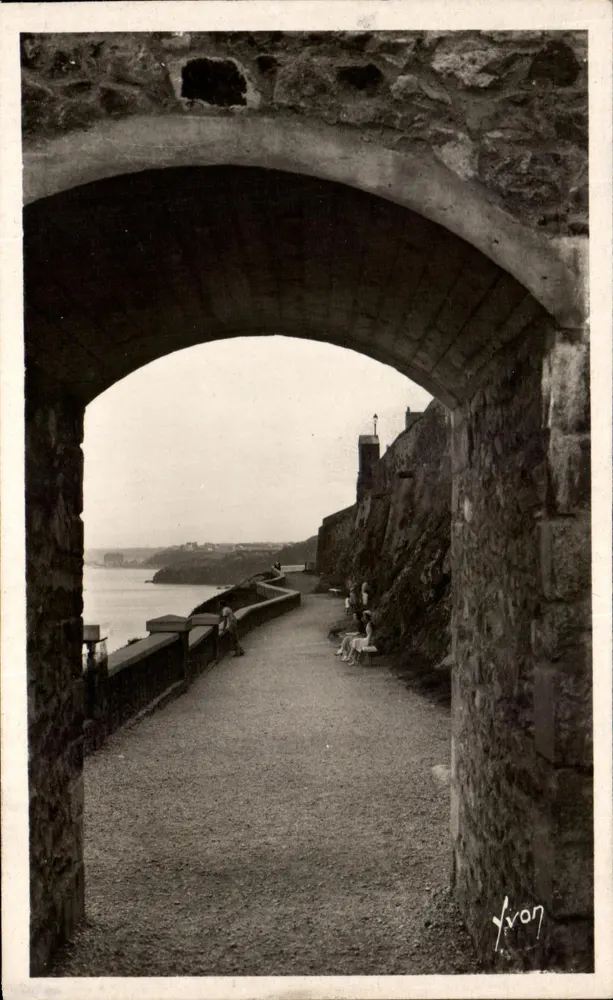 Tor und Promenade du Nord — Granville (Manche) — Éditions d'Art 'Vivon', n°673 - Vorderseite