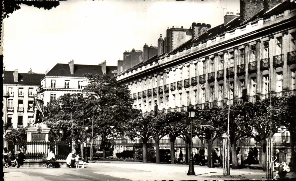 Nantes - Cours e Estátua de Cambronne — F. Chapeau, editor, série 80 - Frente