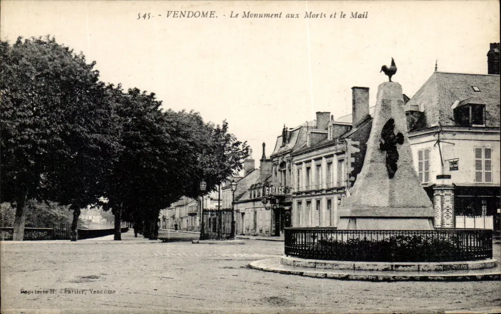 Vendôme — Denkmal für die Toten und der Mail — Repoterie H. Chartier, Vendôme, Nr. 545 - Vorderseite