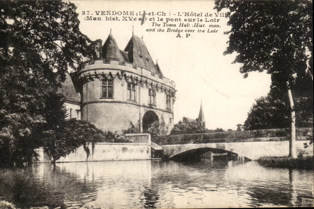 VENDOME (Loir-et-Cher) — L'Hôtel de Ville (Monument historique, XVè s.) et le pont sur le Loir — A.P. n°37 - Vorderseite