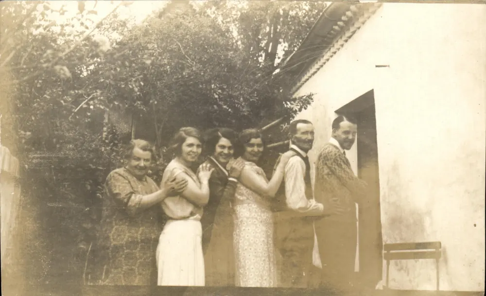 Grupo de pessoas — jardim em frente à casa — n° 12345 - Frente