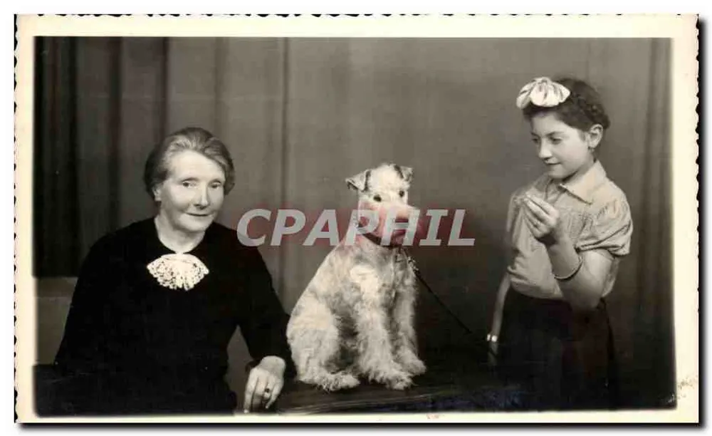 Zwei Frauen und ein Hund — Foto-Studio - Vorderseite