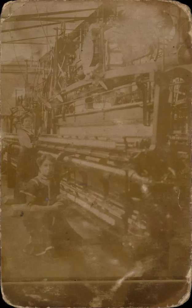 Usine textile — Ouvriers devant une machine à tisser — Carte postale sans éditeur imprimé - Vorderseite