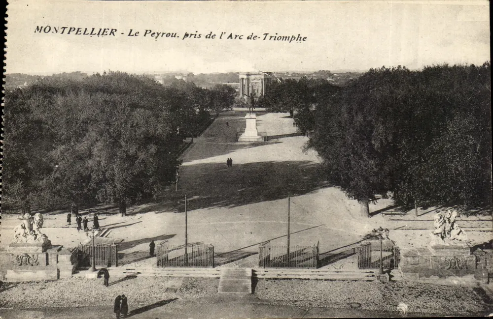 Montpellier - Le Peyrou, visto do Arco do Triunfo - Frente
