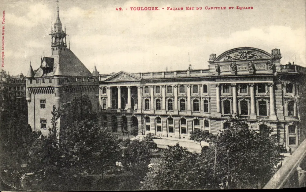 Toulouse - Fachada Leste do Capitólio e Praça — Fototipia Labouche Frères, n°42 - Frente