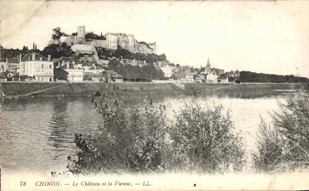 Chinon — O Castelo e a Vienne — LL. - Frente