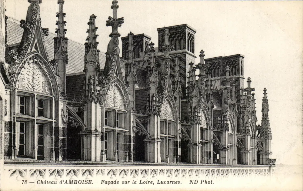Schloss Amboise — Fassade am Loire, Giebel — ND Phot. - Vorderseite