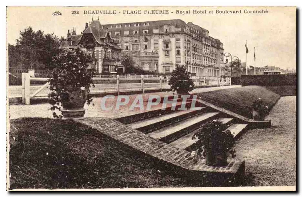 Deauville - Blühende Strandpromenade - Royal Hotel und Boulevard Cornuché - Vorderseite