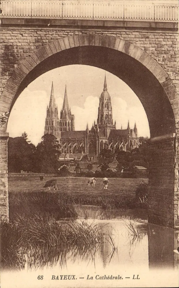 Bayeux — De Kathedraal — uitzicht vanaf een viaduct — LL n°68 - Voorkant