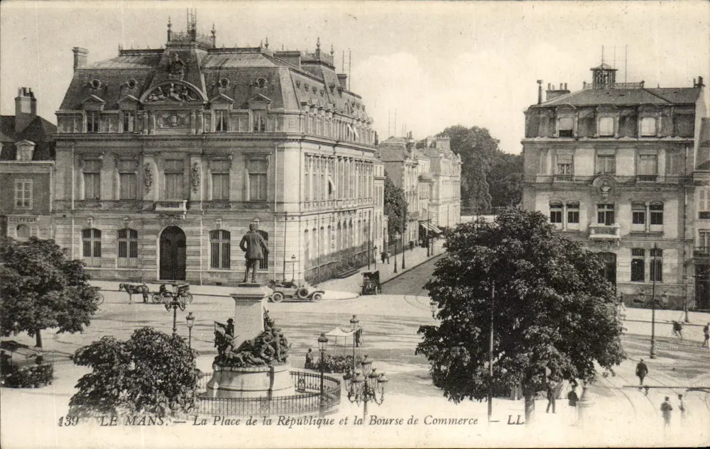 Le Mans — Die Place de la République und die Bourse de Commerce — LL - Vorderseite