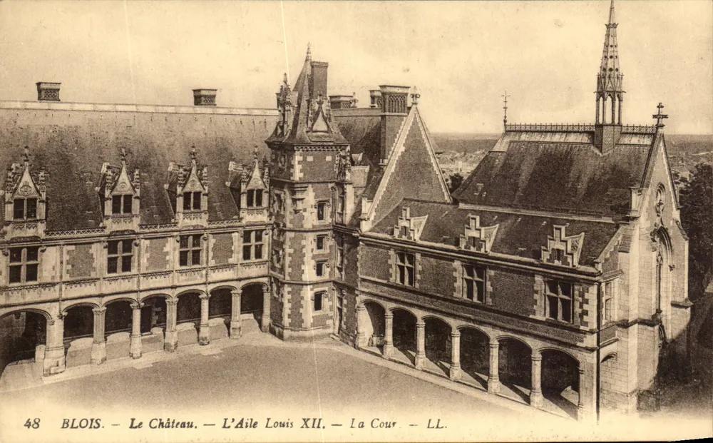 Blois — Das Schloss — Das Flügel Louis XII — Der Innenhof — LL. - Vorderseite