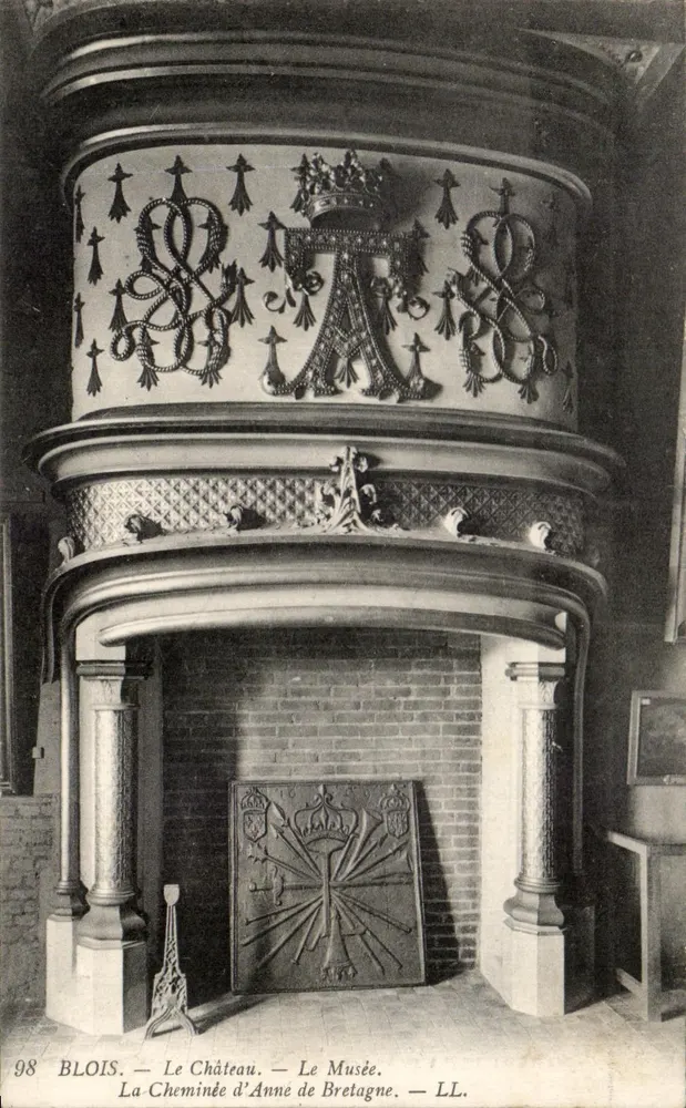 BLOIS — Das Schloss — Das Museum. Der Kamin von Anne von Bretagne — LL. — N° 98 - Vorderseite