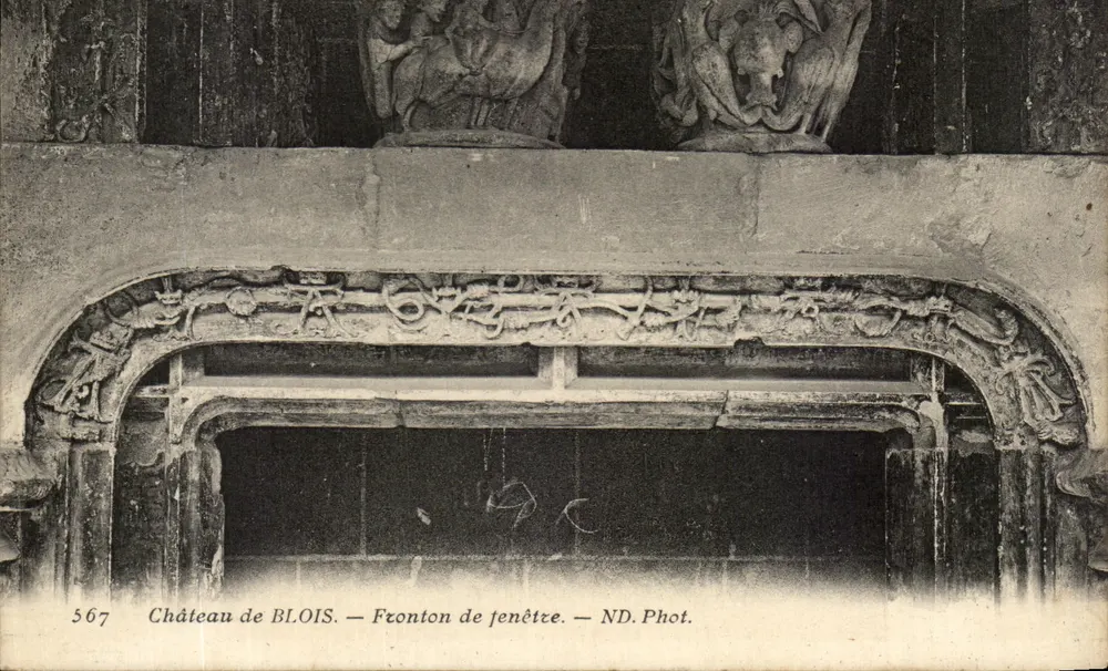 Castelo de BLOIS — Frontão de janela — ND. Phot. - Frente