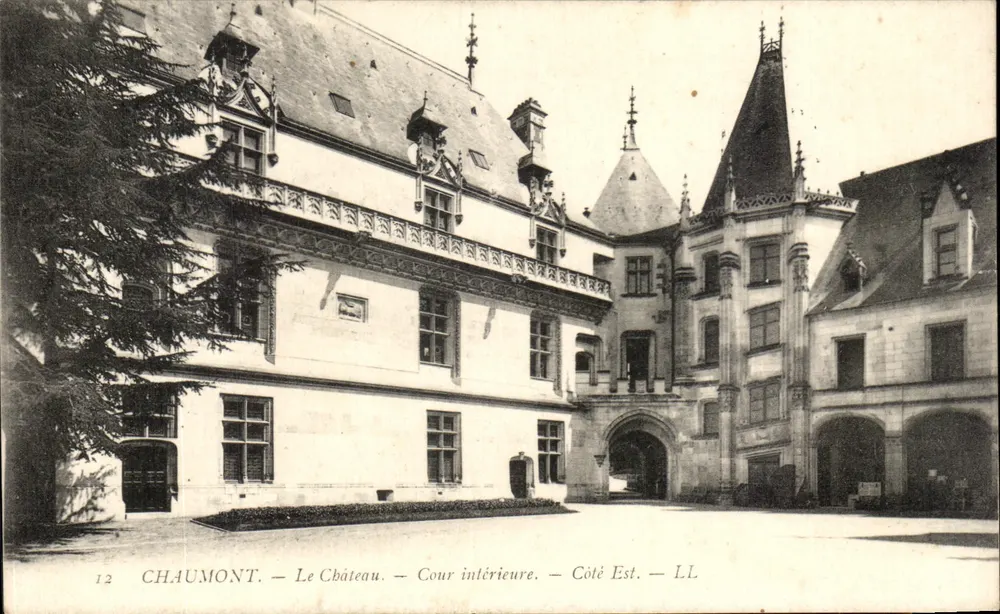 Chaumont — Het Kasteel — Binnenhof — Oostkant — LL - Voorkant