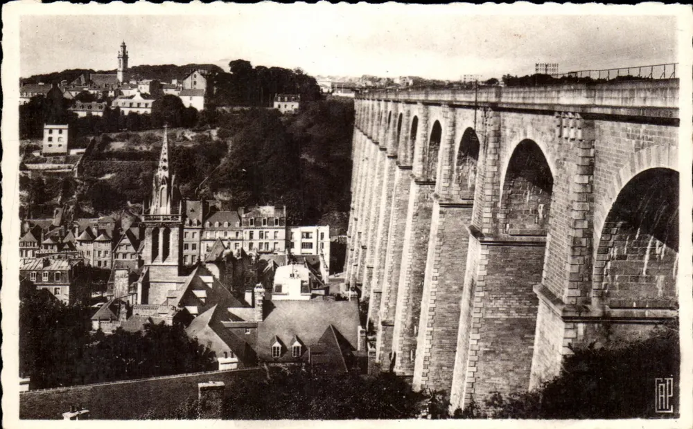Morlaix — Der Viadukt (58 m. hoch, 292 m. lang) und die Kirche Saint-Mélan - Vorderseite