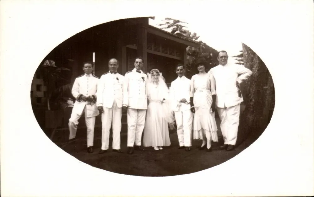 Huwelijksplechtigheid — groep mensen in ceremonieel kleding — Ansichtkaart - Voorkant