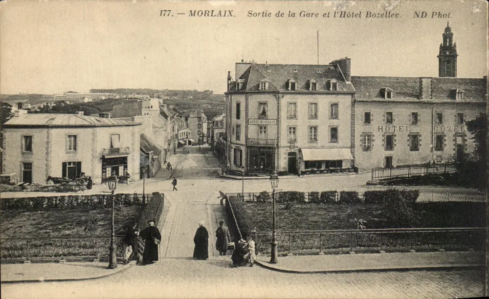 Morlaix — Ausgang der Station und das Hotel Bozellec — ND Fotografie - Vorderseite