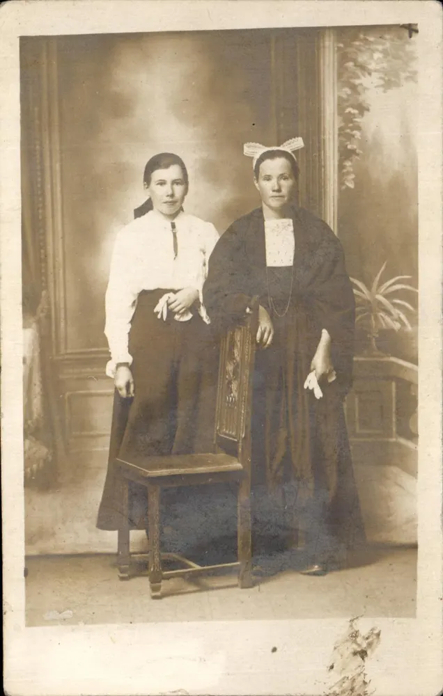 Deux femmes en tenue d'époque — studio photographique — éditeur LAZÉ LAUNAY, Morlaix - Vorderseite