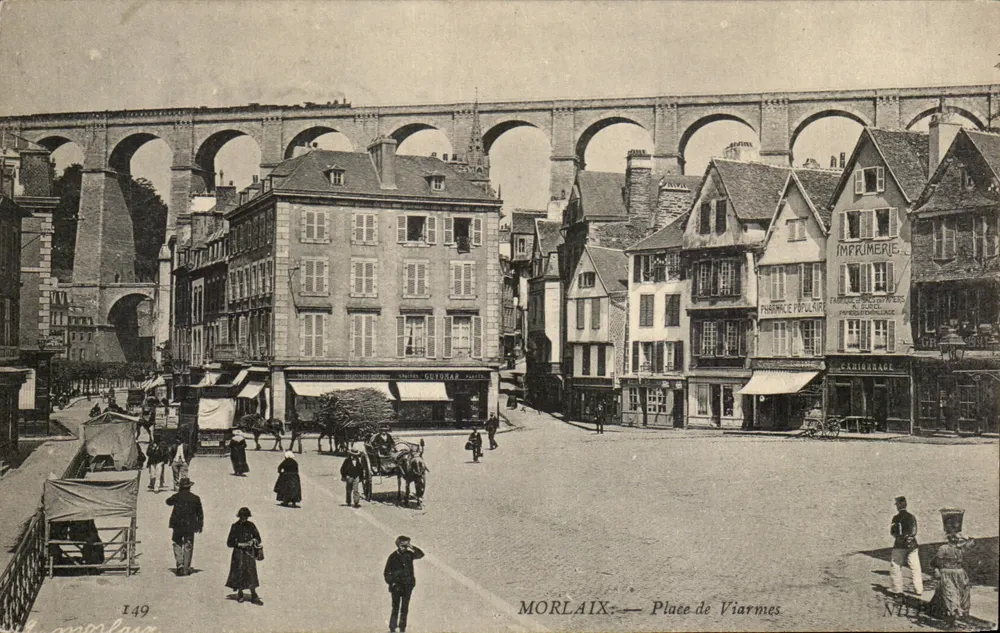 Morlaix — Praça de Viarmes — vista com viaduto e comércios - Frente