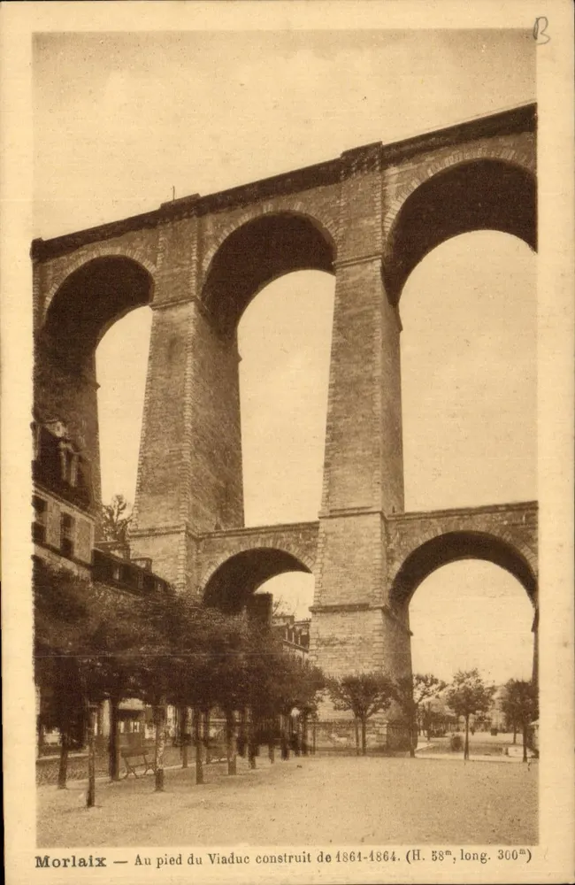 Morlaix — Ao pé do viaduto construído de 1864-1864. (Alt. 58m, comp. 300m) - Frente