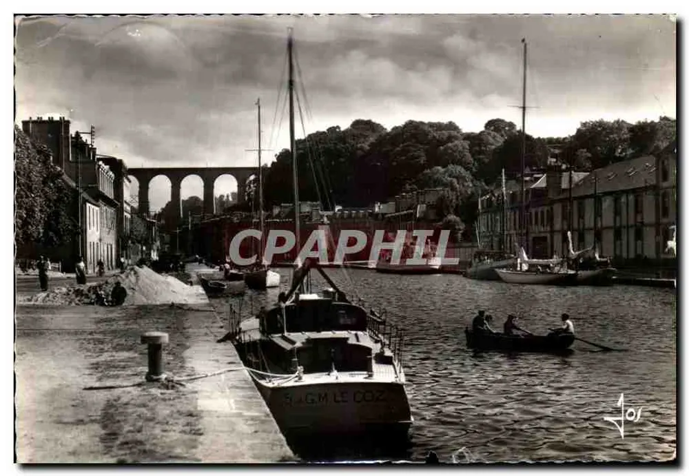 Le bassin à flot de Léon — vue du quai avec pont à arc et bateau « S.A.G.M. LE COZ » — Éditions d'Art Jos. Le Doarc - Frente