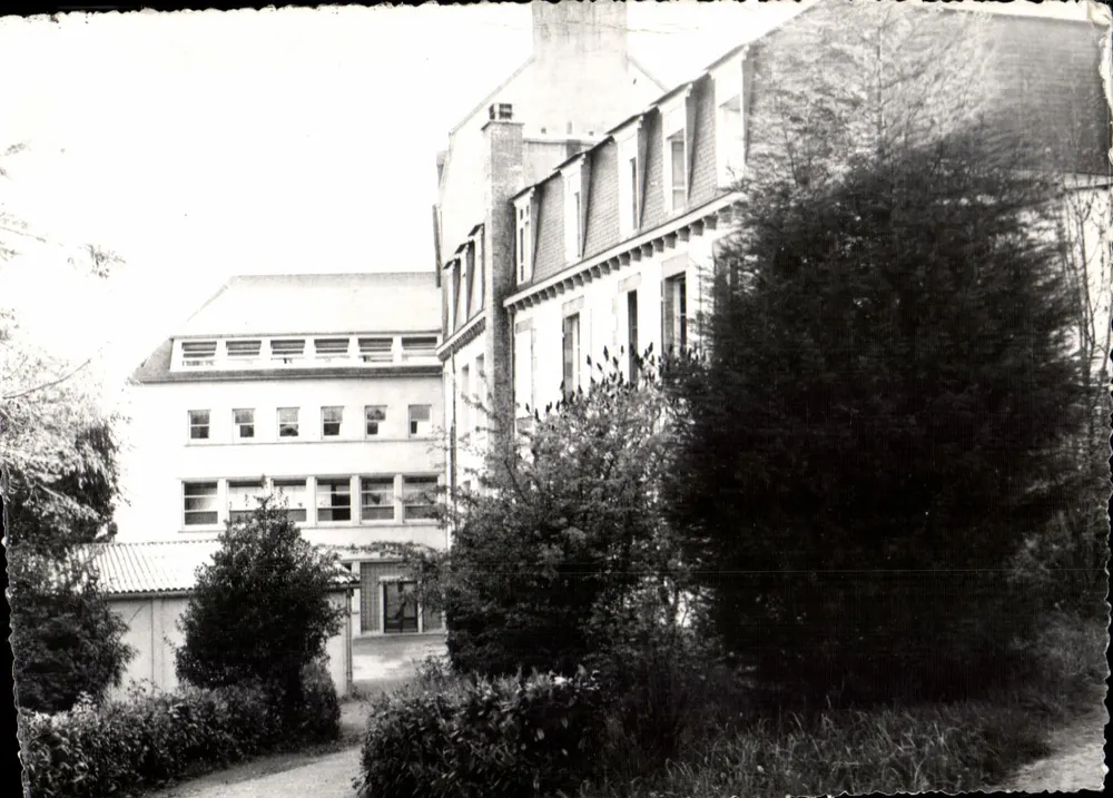 Escola Notre-Dame de Lourdes — Morlaix (Finistère) — Estúdio MARY - Frente