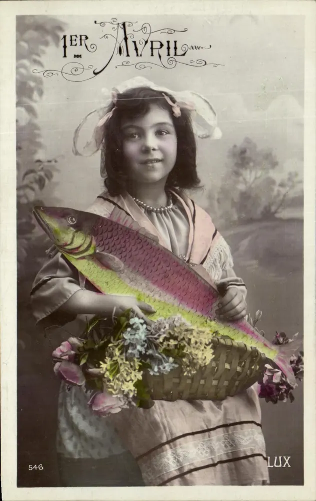 Menina segurando um grande peixe e um cesto de flores — 1º de Abril — edição LUX n°546 - Frente